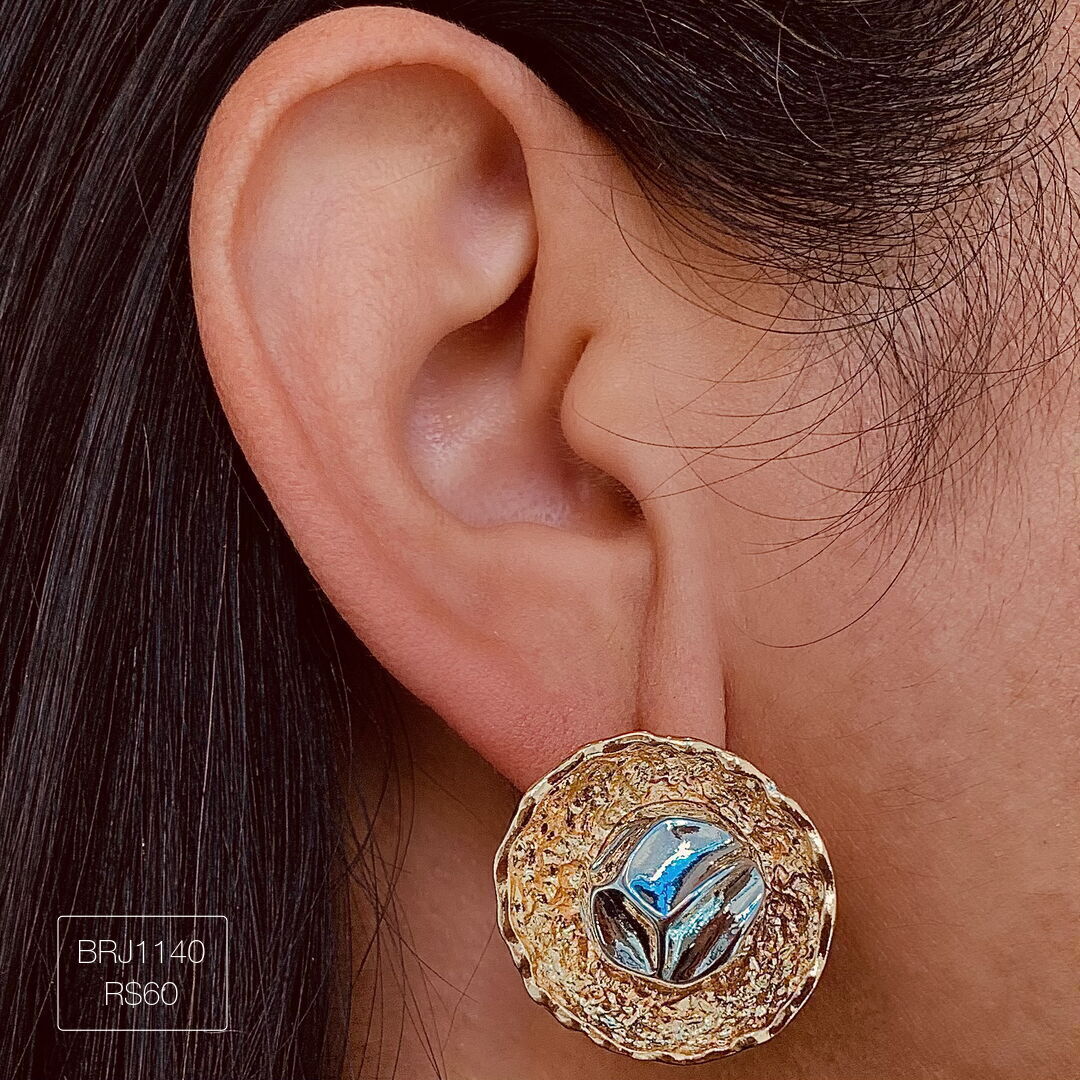 Brinco Concha Dourada Externo + Bola Prateada Interna